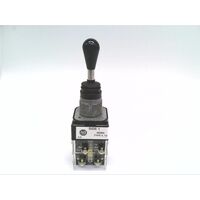 Allen-Bradley 800TT2H3GGLL 30mm Two Way Toggle Switch