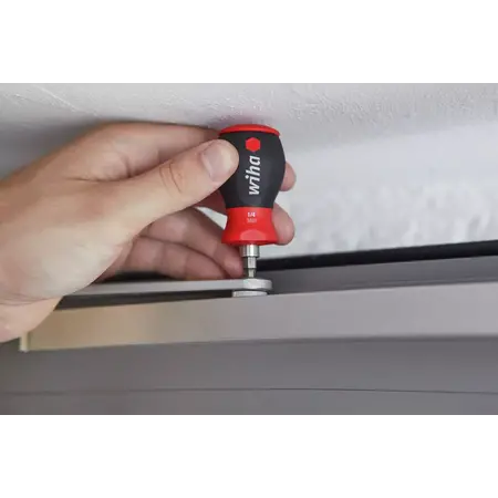 Screwdriver with bit magazine magnetic