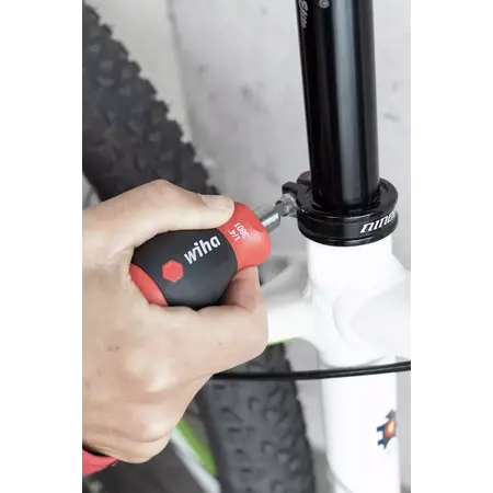 Screwdriver with bit magazine magnetic