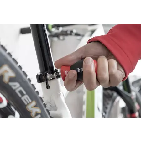 Screwdriver with bit magazine Stubby