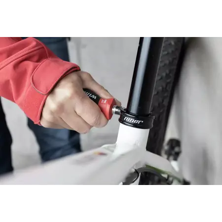 Screwdriver with bit magazine Stubby