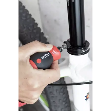 Screwdriver with bit magazine Stubby