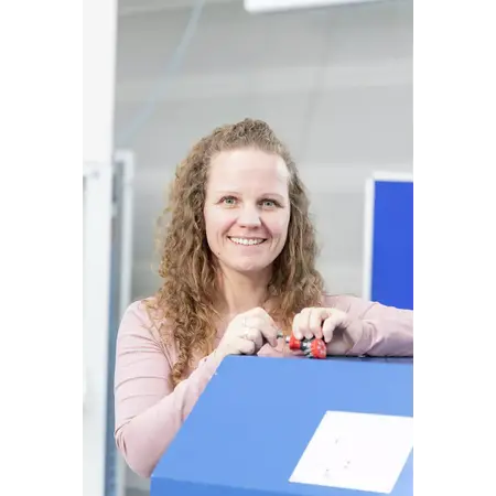 Screwdriver with bit magazine magnetic