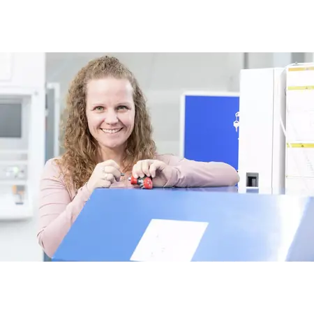 Screwdriver with bit magazine magnetic