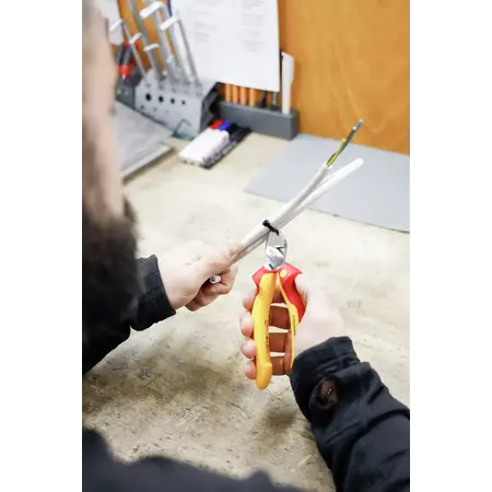 Professional electric diagonal cutters with DynamicJoint® 140 mm | x