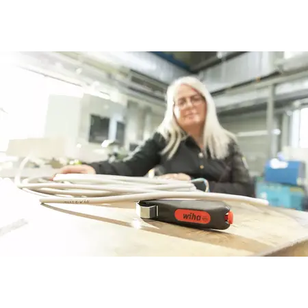 Stripping tool with self-rotating drag blade - | 165 mm