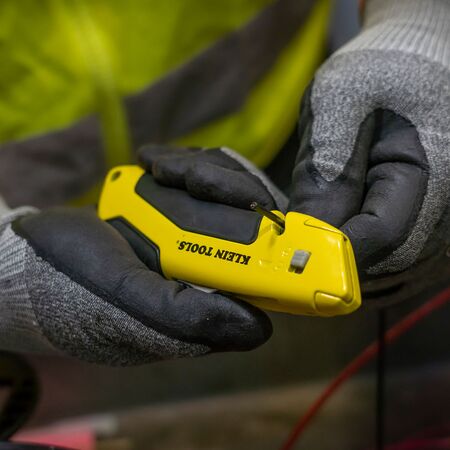 Self-Retracting Utility Knife