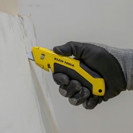 Self-Retracting Utility Knife