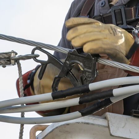 Wide-Range Distribution Grip