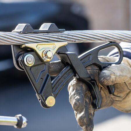 Wide-Range Distribution Grip