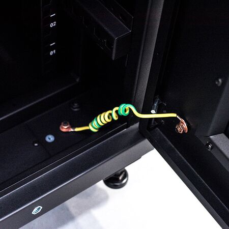 Server Rack Cabinet 18RU | 1000kg Load Capacity | Lockable Castors & Shelves | by SERVEREDGE