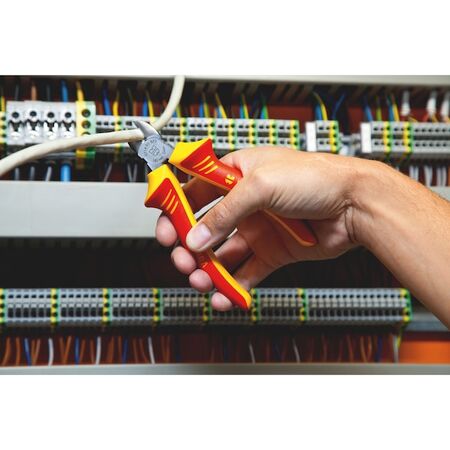 VDE Combination Pliers DIN ISO 5746 | Insulated for Live Work | Chrome Plated Steel | Ergonomic Handle | by Wurth